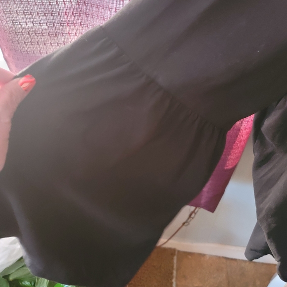 Black strappy top ♡ - Picture 2 of 3